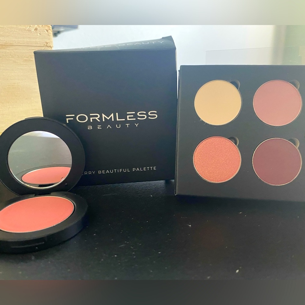 4 Palette Eyeshadow with blush